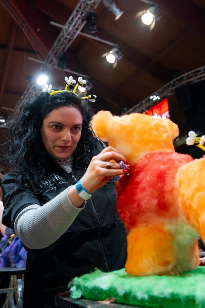 Toelettatrice al lavoro nella classe Creative
